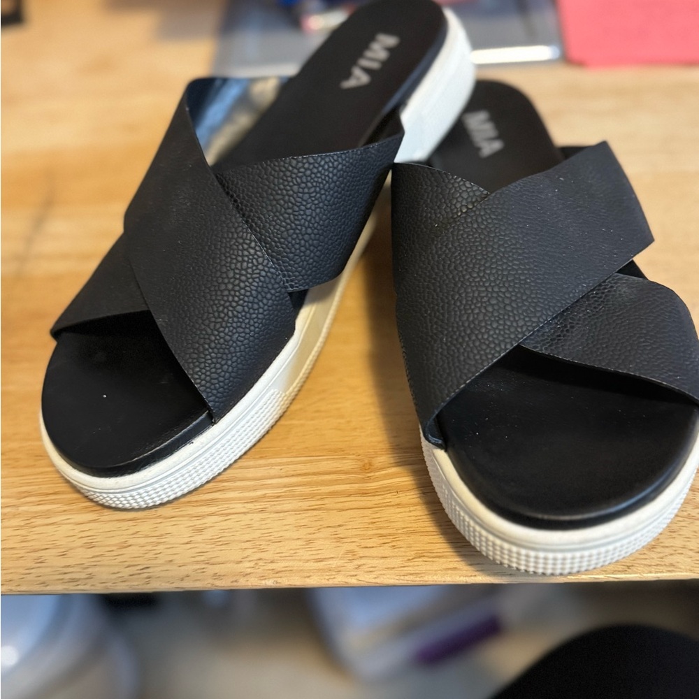 MIA Ivey Black & White Slide Sandals